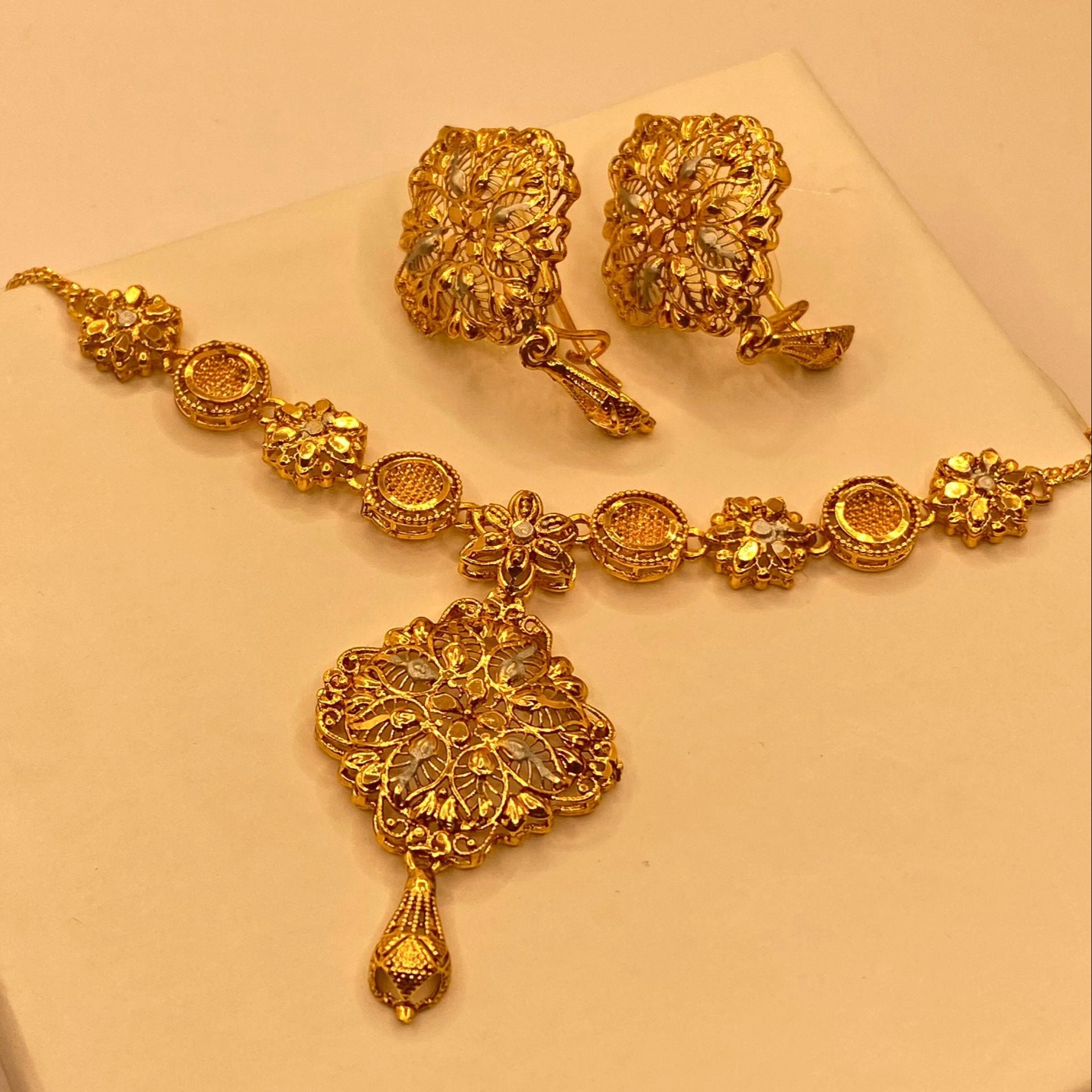 Luxury Gold-Plated Fancy Design Necklace Set for Women & Girls