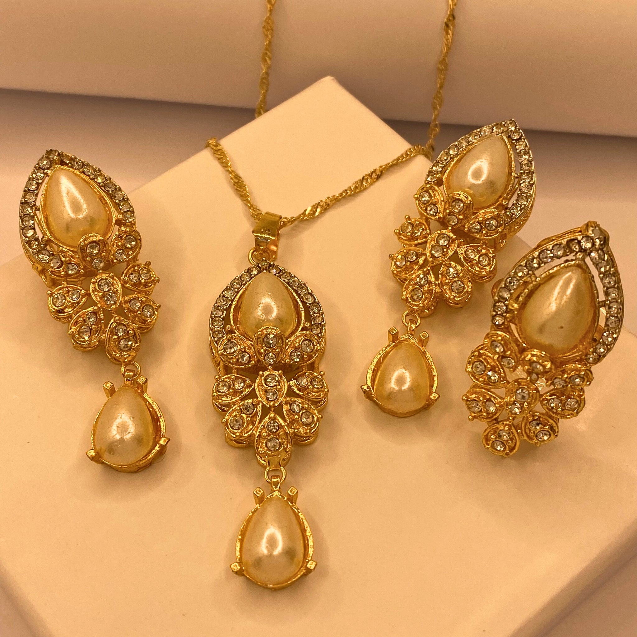 Luxury Gold Plated Pearl Zircon Necklace Set For Women/Girls.